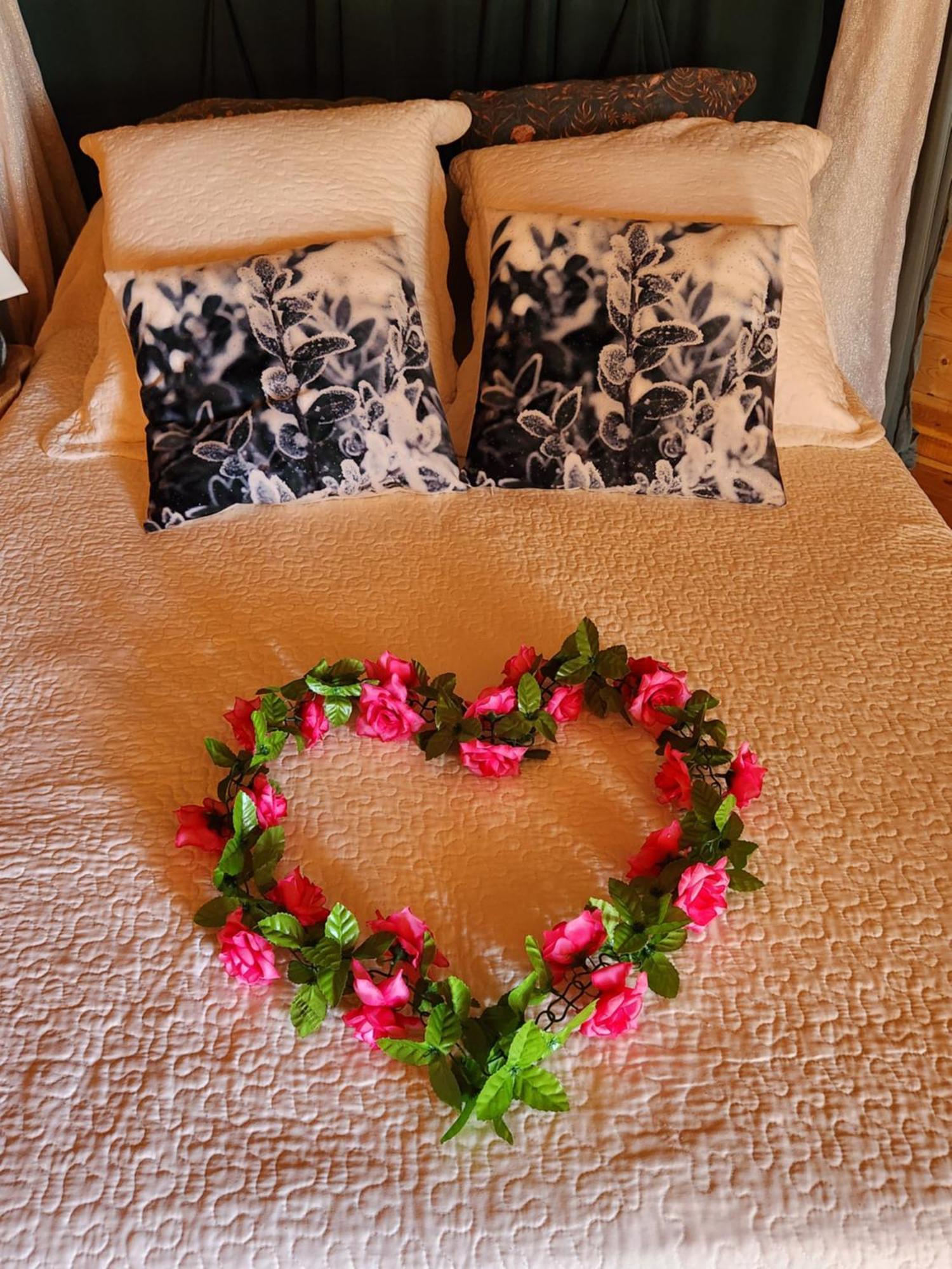 La Chaumiere Magique Des Elfes Et Ses Enigmes Bed and Breakfast Servas  Eksteriør billede